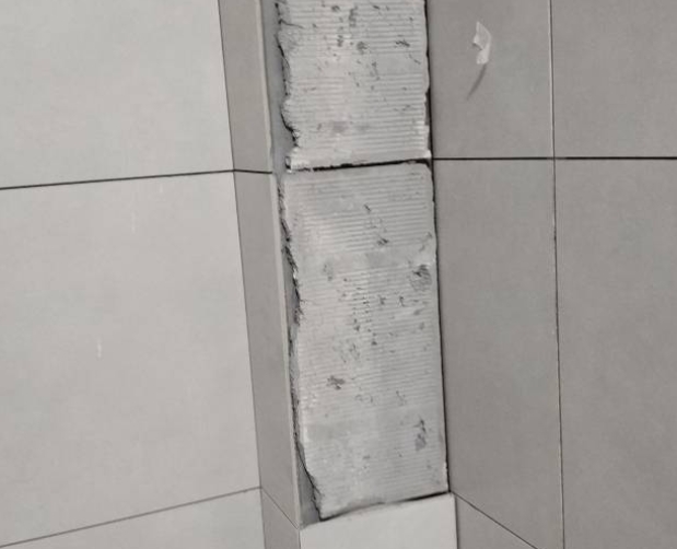 谢家集瓷砖空鼓维修公司分享下瓷砖施工前基层浇水润湿程度不足，可能导致以下问题