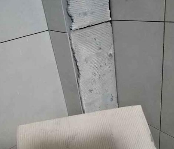 谢家集瓷砖空鼓维修公司分享下厨房瓷砖脱落的补救措施。